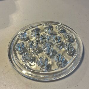 Vintage 16 hole clear flower,frog  on the front good cond back has a few slashes